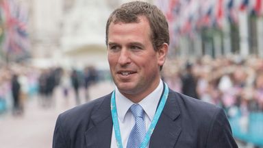 File foto Peter Phillips, cucu Ratu Elizabeth II, bertanggal 12 Juni 2016, menyapa para simpatisan di Mall, saat makan siang sponsor di pusat kota London untuk memperingati ulang tahun Ratu Elizabeth II yang ke-90. Sebagai hadiah, agen acara yang dipimpin oleh Cucu Ratu menerima biaya £750.000 untuk menyelenggarakan pesta jalanan di hari ulang tahunnya, hampir dua kali lipat jumlah dana yang dikumpulkan untuk tujuan amal.